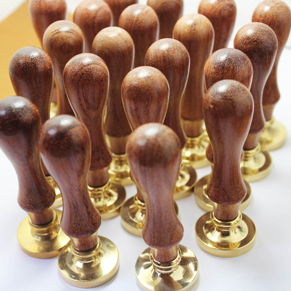 真鍮製のスタンプヘッドを使用した、ロゴ入りのオリジナルワック - Wax Seal Stamp Set のレビューと価格